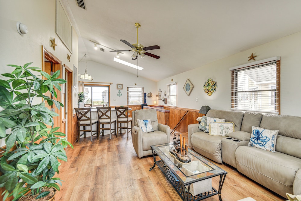 Walk to Beach + Restaurants: Outer Banks Retreat