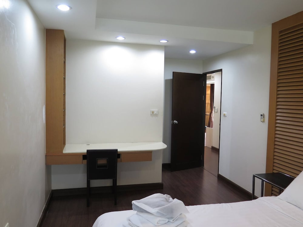 4B - 2 Bedroom Downtown Apartment With Shared Pool