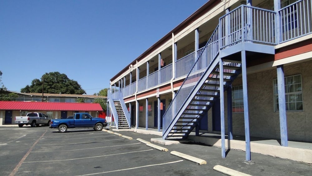 Deluxe Inn