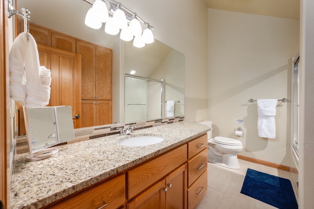 Family-Friendly Dara Oaks Home with Private Hot Tub and BBQ on the Deck by RedAwning