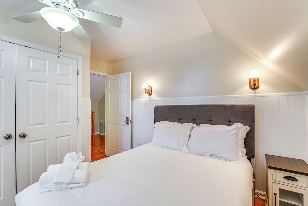 Pets Welcome, Golf Course View: Legend Oaks Home!