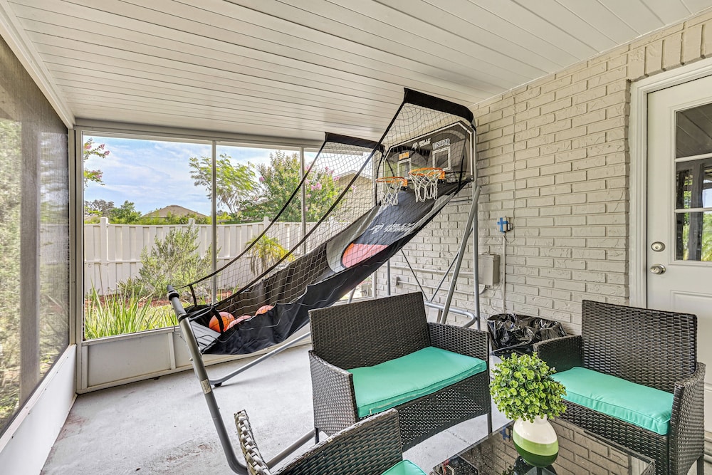Pet-friendly Home w/ Lanais, Near Dtwn Tampa!