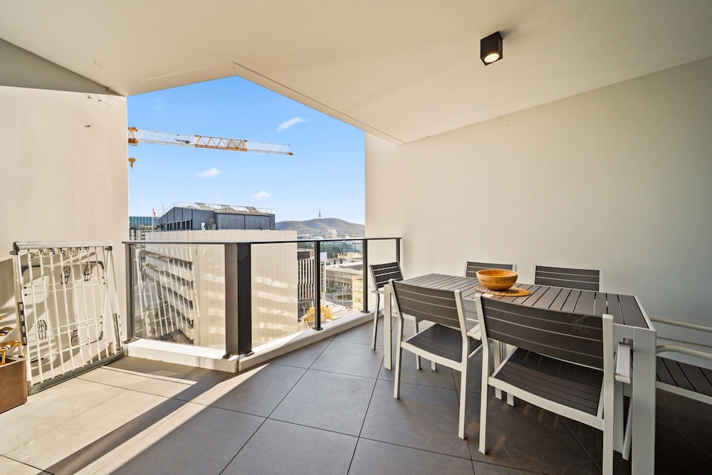 Stylish 2-bed Apartment in Canberra CBD