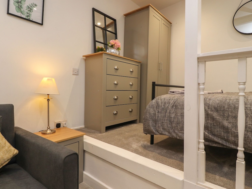 Basement Flat 43