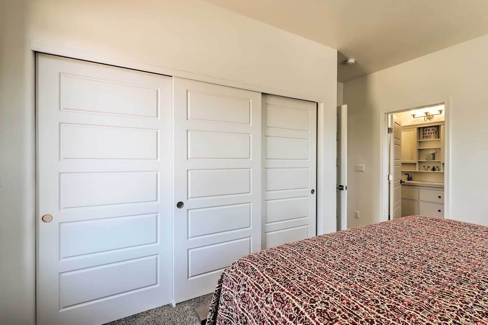 Payson Vacations - Lavish Pine Cabin w/ Hot Tub, Deck  Mountain View - Property Image 2