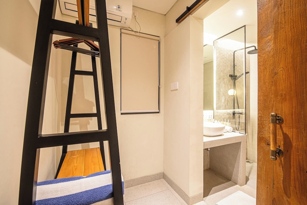 Chic 4-br Villa in Central Seminyak, Beach 5 Mins