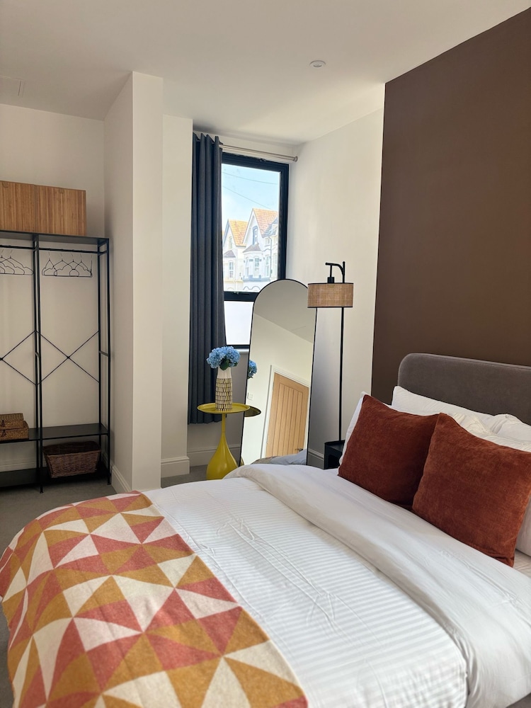 Beautiful 2 Bed Apartment on Beach by Urban Roost