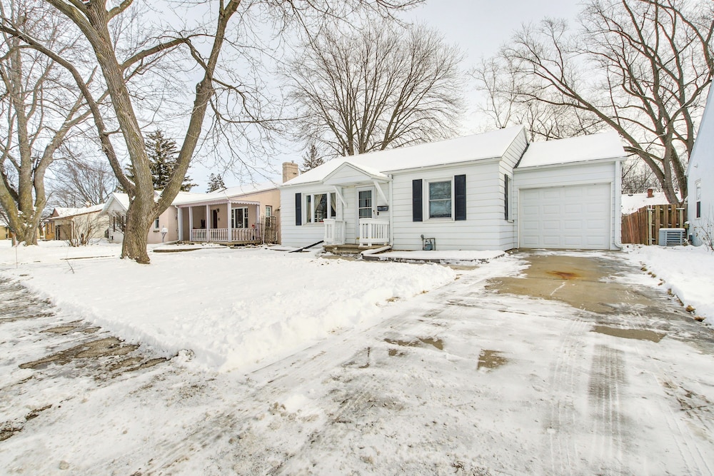 1 Mi to Lambeau Field: Residential Home w/ Yard