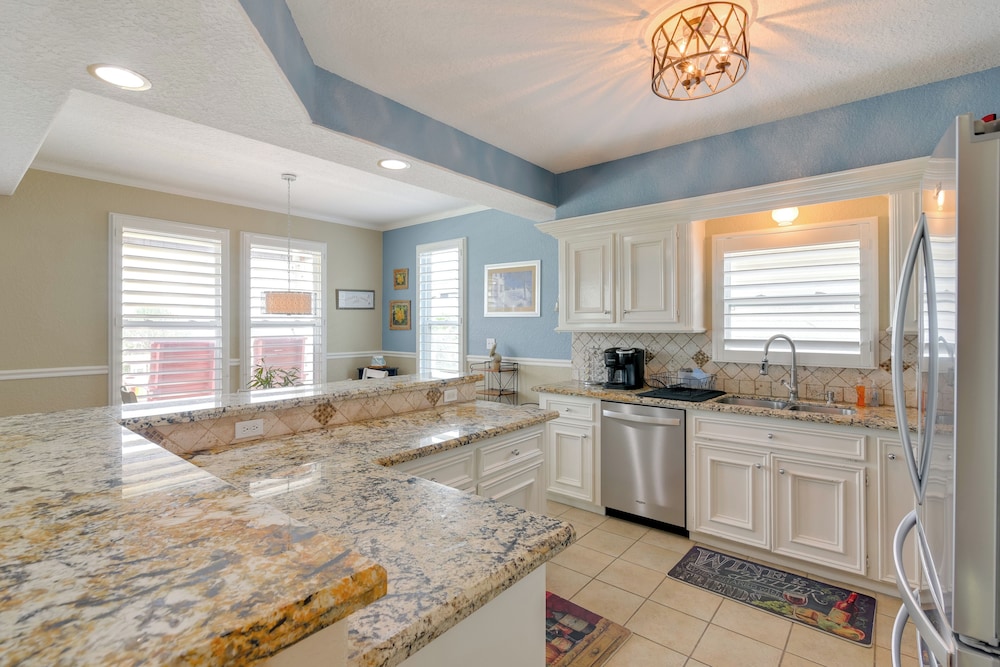 Boat Slip + Decks: Waterfront Gem Near Galveston!