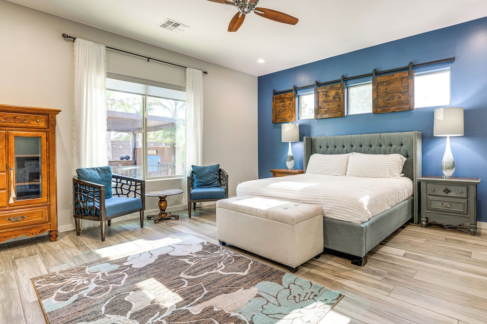 Swim-up Bar & Putting Green: Goodyear Getaway!