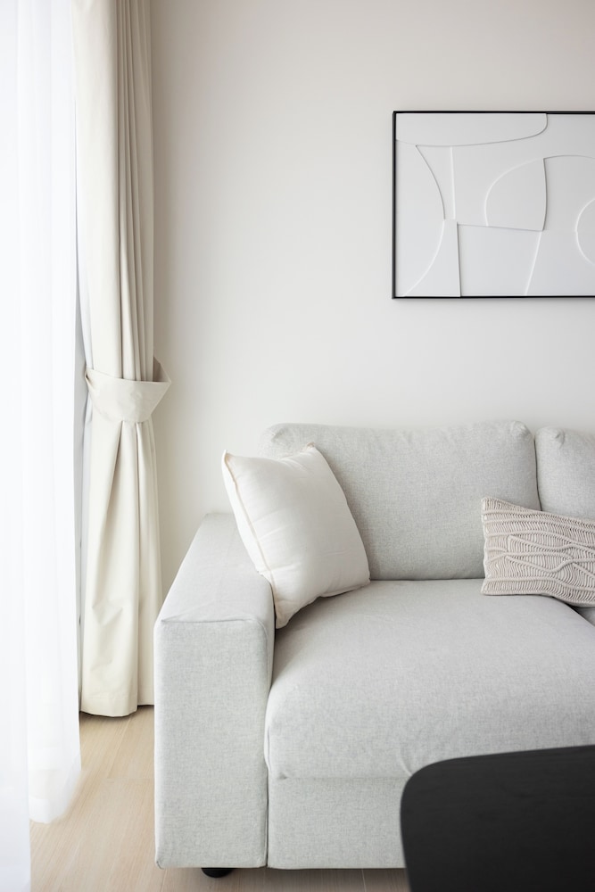 Bright 1BR in Binghatti Corner
