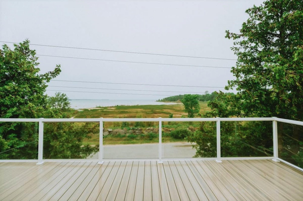 Hot Tub Waterfront Cottage - Near Sauble Beach