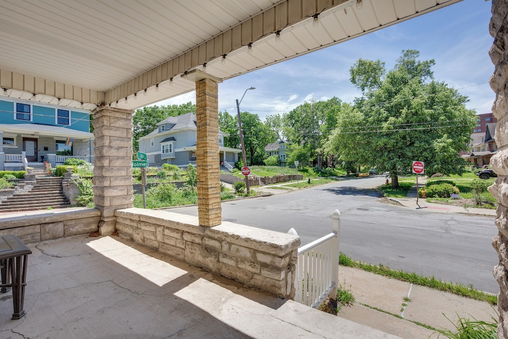 Luxurious 2BR Kansas City Condo Near Downtown