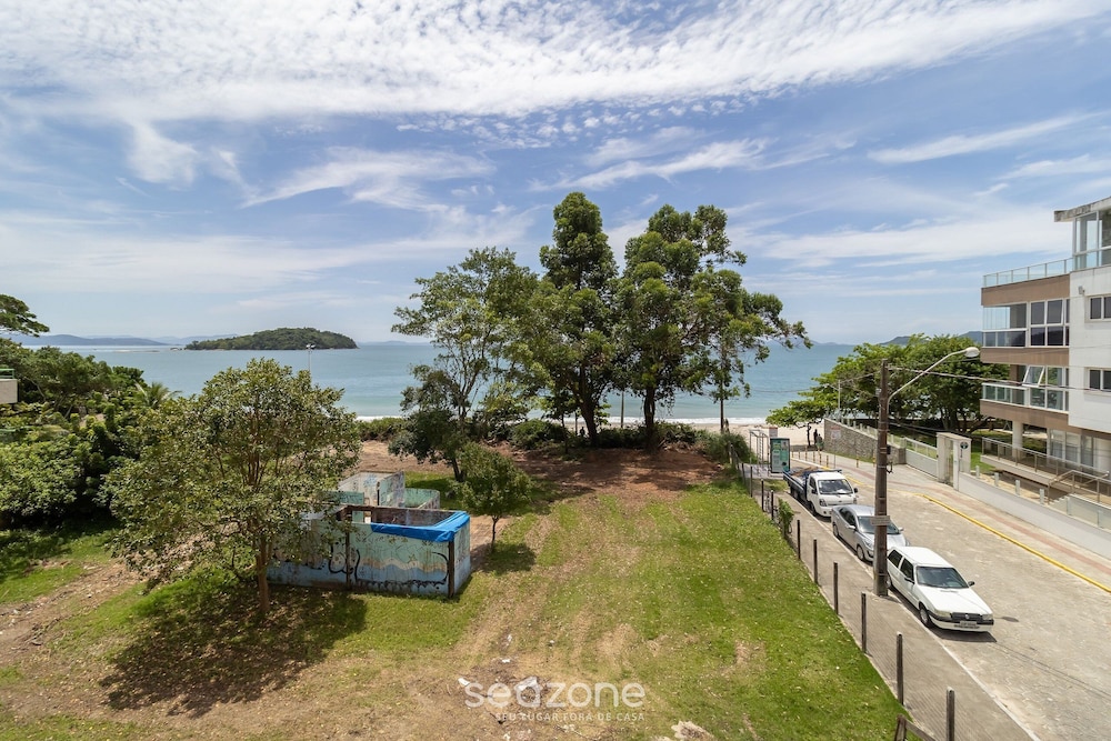 Beachfront Apartment With Island View Cca201