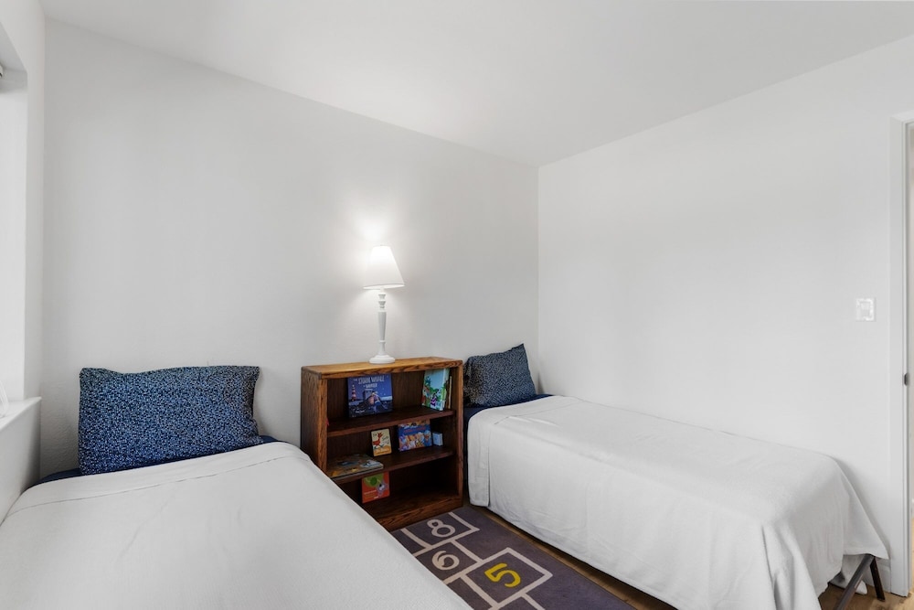 The Red House - Near Golf, Beaches & Communal Pool by Yosemite Region Resorts view 5