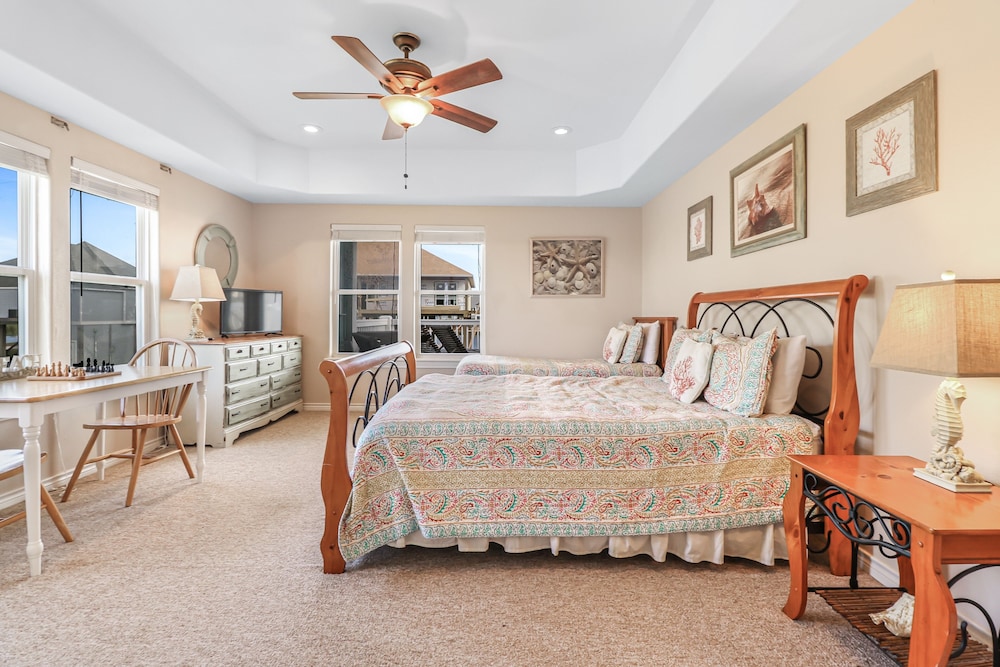 Out Of The Blue 5 Bedroom Home by RedAwning