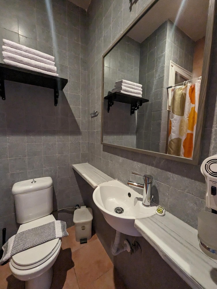 Okeania Seafront Rooms in Kamena Vourla