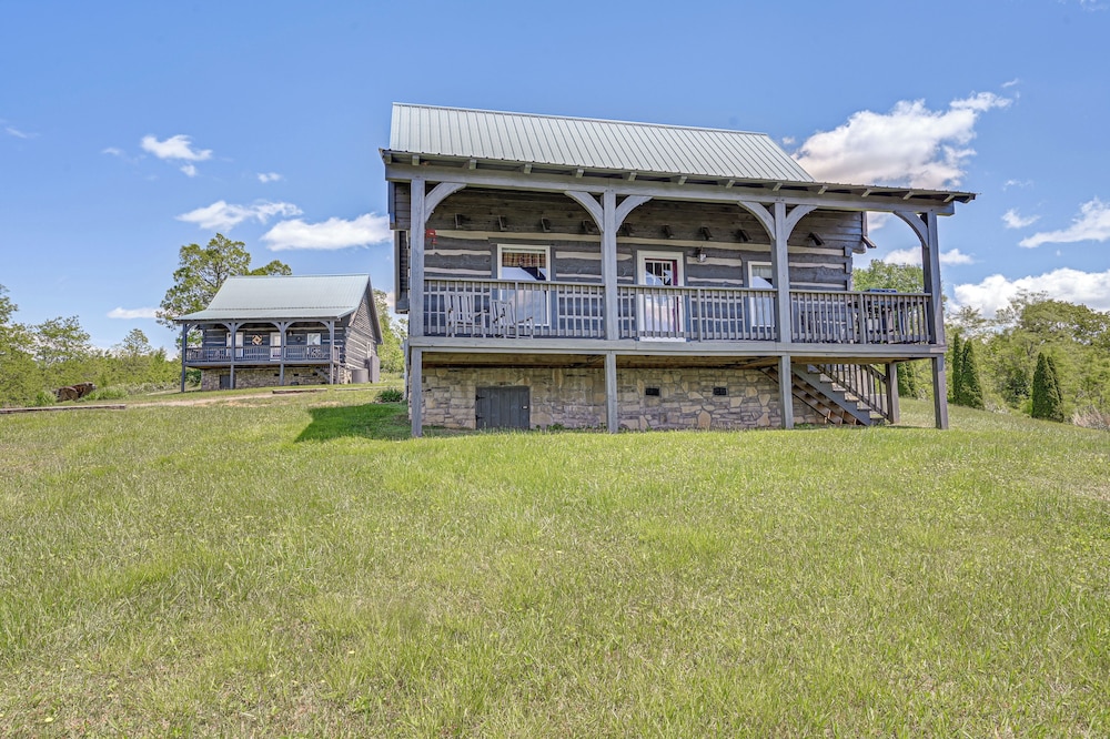 2 Mi to Mabry Mill: Mtn-view Cabin w/ Porch!
