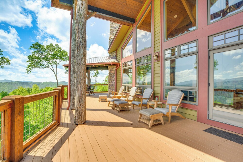 Lakefront Cabin in Elk Park w/ Hot Tub & Mtn Views