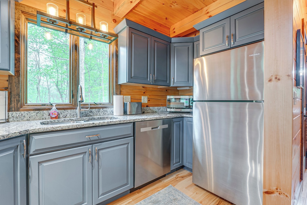 15 Mi to Hocking Hills: Secluded Cabin w/ Hot Tub