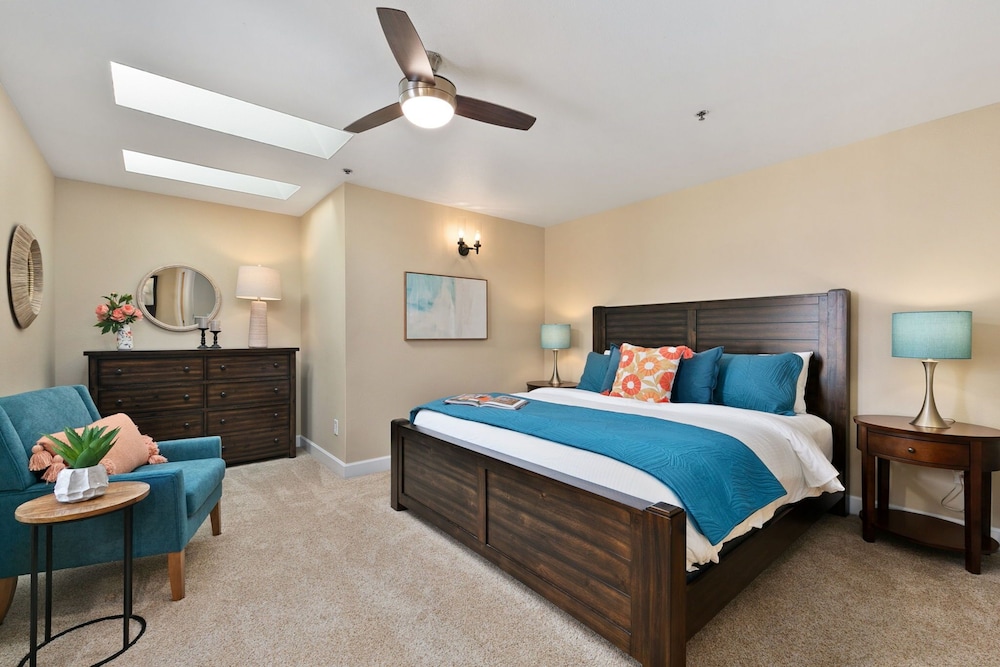 Royal Perch - Loft With King Suite + Vaulted Ceilings