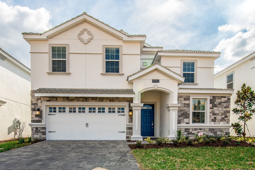 8 Bdrm 5 Bath Villa - Image 3