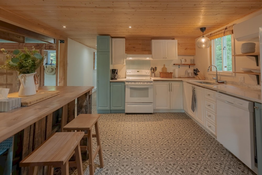 The Phoenix - Riverside Chalet With Beach