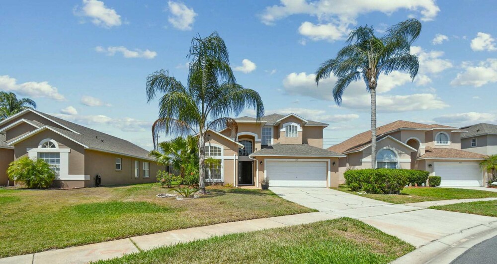 Large 6BR Family Home w Pool Hot Tub Games Room