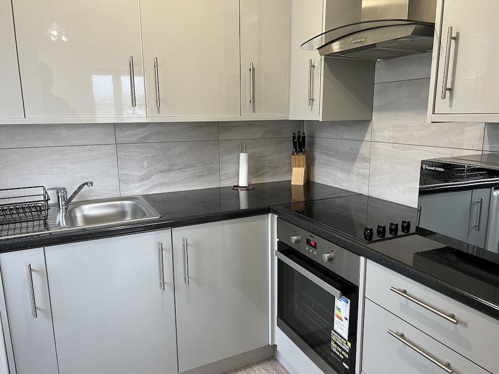 Impeccable 2-bed Apartment in Erith view 3