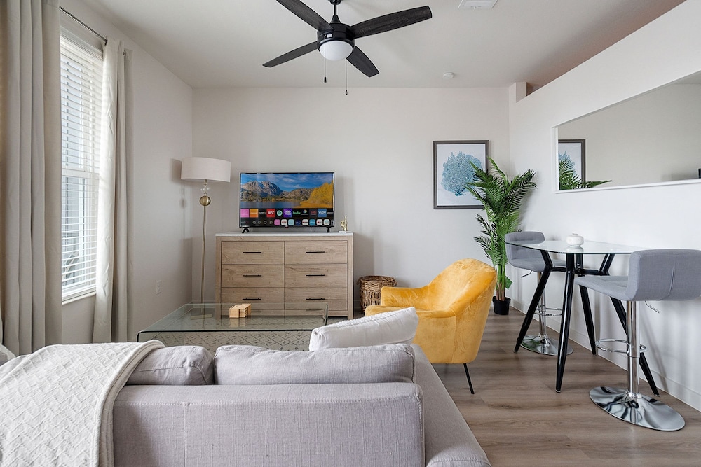 Sky-high Comfort 1BR Gym Pool Pet Friendly