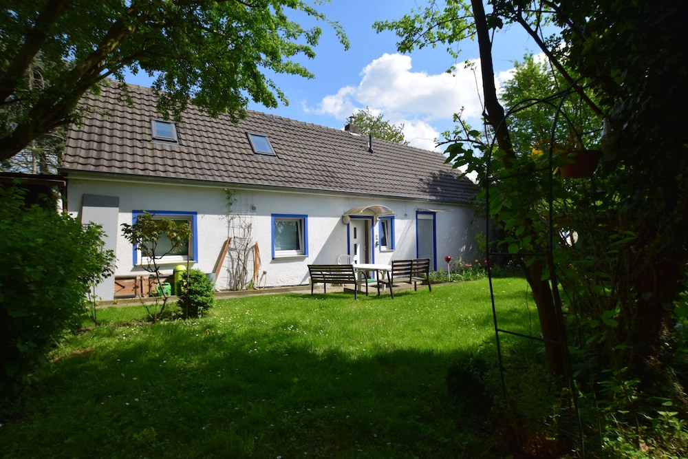 Tolstov-Hotels Large 3 Room Apartment with Garden