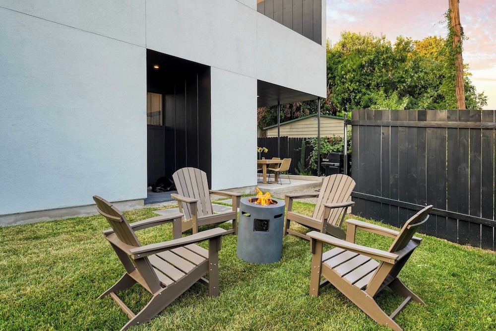 Modern East Austin Home w/ Pool, Near Downtown & Lady Bird Lake Casa 1803 by Avantstay