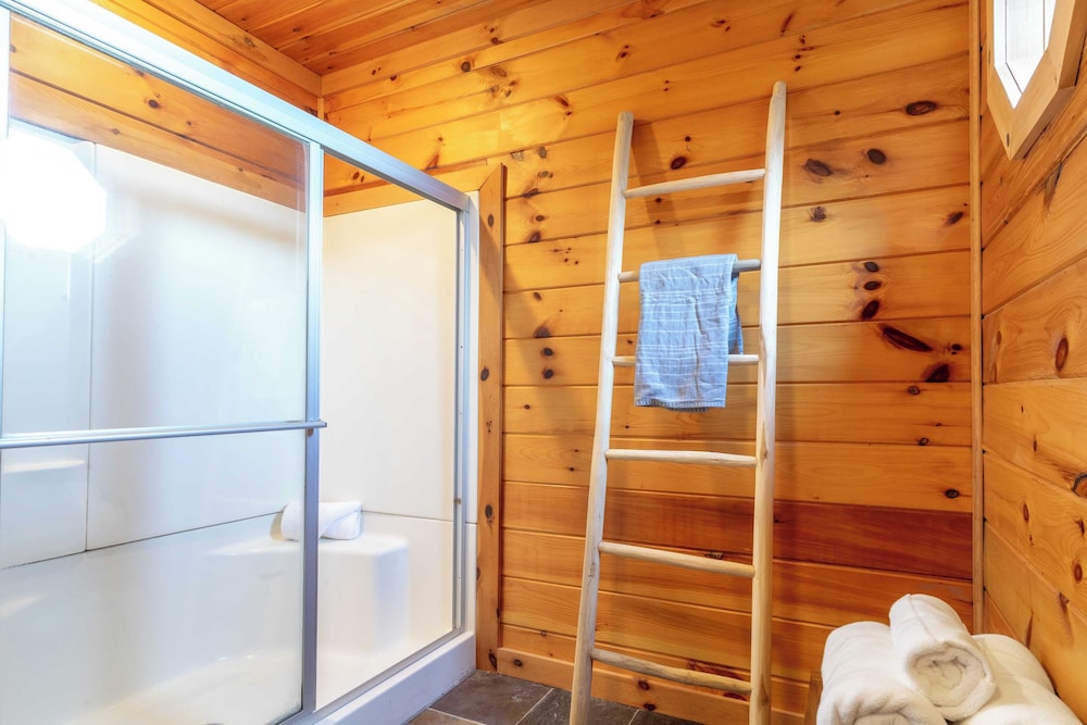 Secluded w/ Deck Views, Hot Tub, & Ping Pong Hudson in the Berks by Avantstay