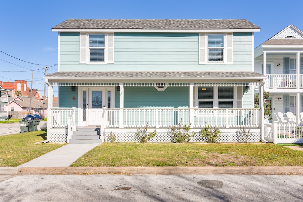 Hot Tub & Yard: Jimmy Buffet-themed Galveston Home view 4