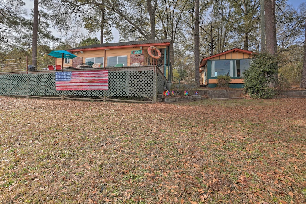 Lakeside Pleasure Island Cabin w/ Deck  Gas Grill - Property Image 7