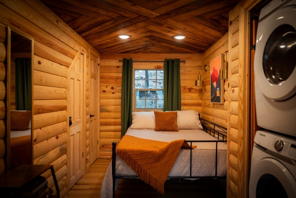 Lakefront Hilltop Cabin Hot tub Firepit