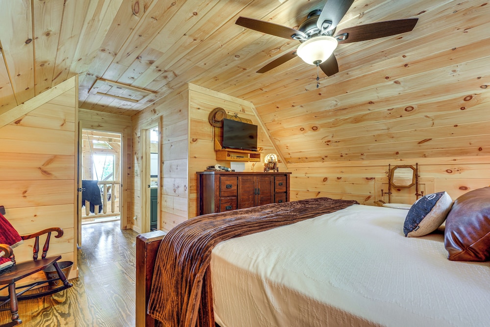 Hot Tub, Game Room & Views: Mars Hill Mtn Retreat!