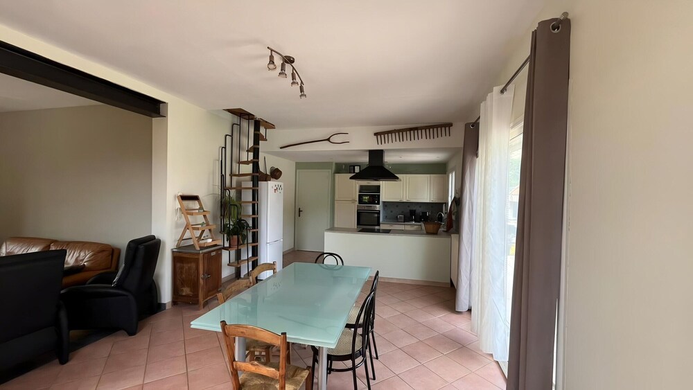 Villa in St Denis With Pool & Pyrenees View