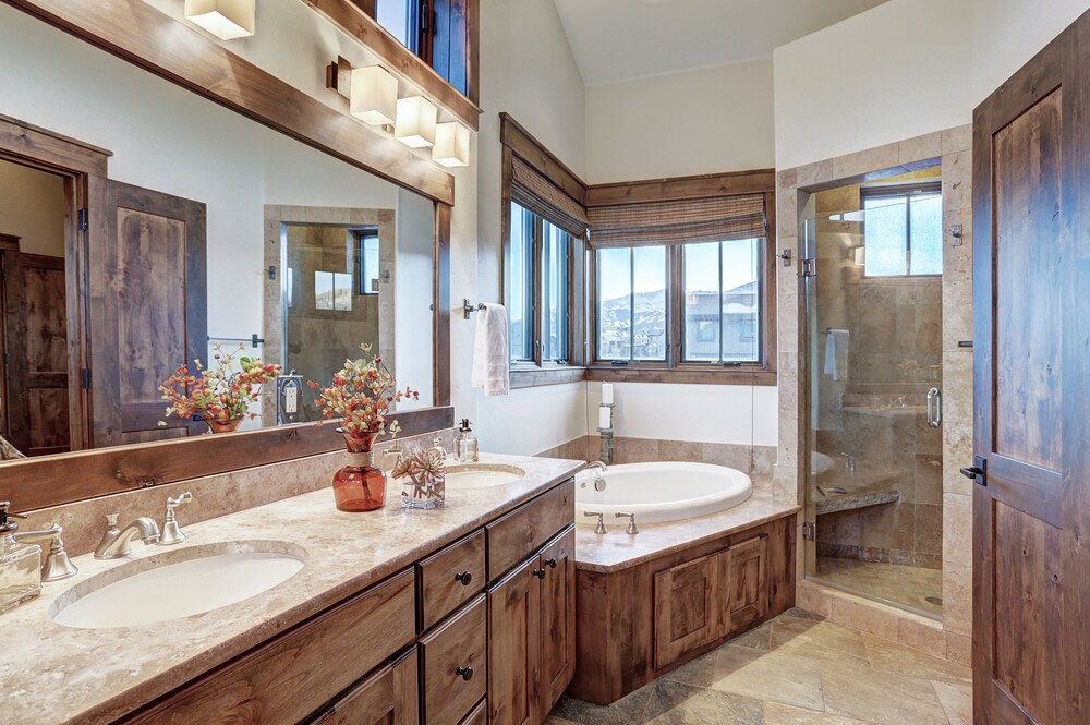 Lone Star Lodge 3 Bedroom Townhouse by RedAwning view 3