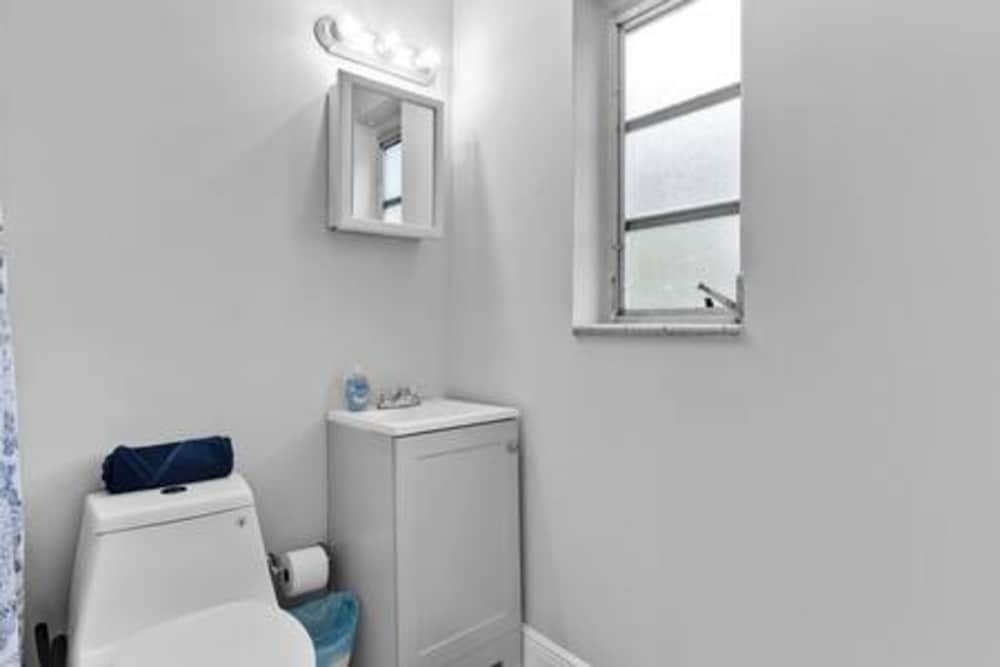 427 NE 107th Studio 6BR 3BA 7 Beds Pool Parking 2 Kitchen