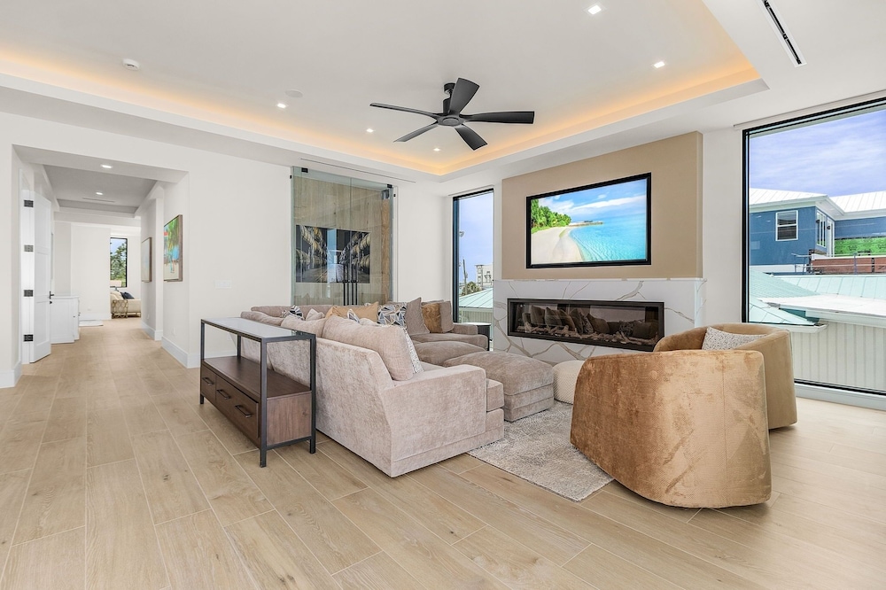 793 Shoreline Estate: 6bd/6br, Luxurious Pool Home On The Water! 6 Bedroom Home