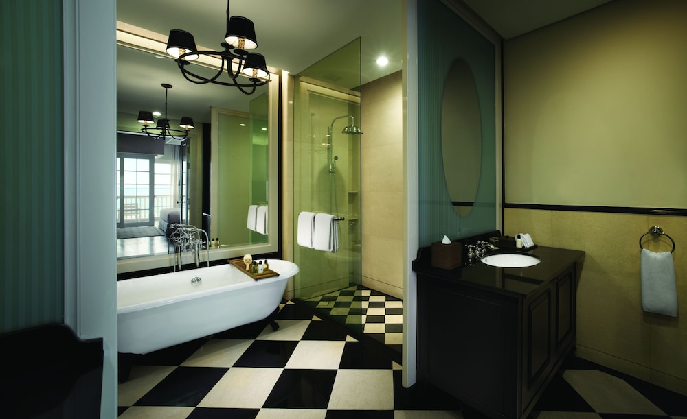 Eastern & Oriental Hotel 25