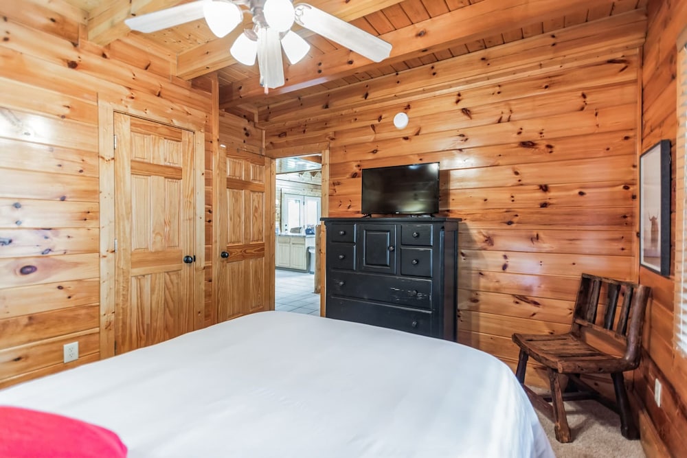 Summit View Way Resort Cabin w Hot Tub Deck w Views Pool Table
