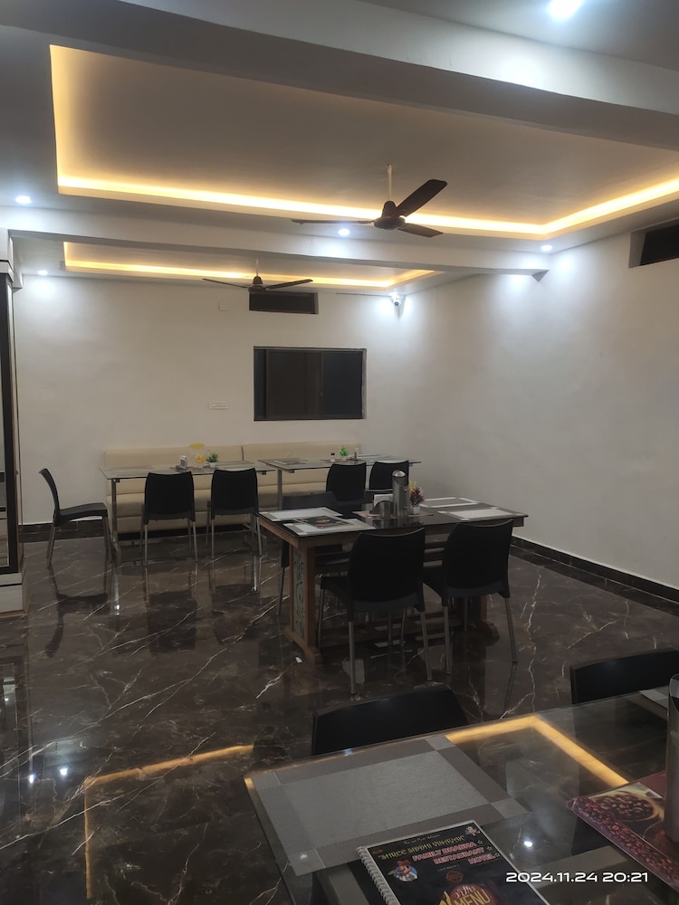 SHREE SIDDHI VINAYAK HOTEL & RESTAURANT