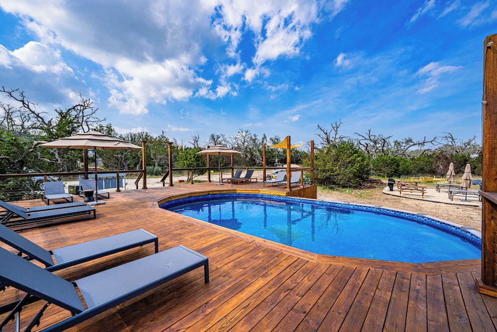 Hotel ATHENA Geodome Fredericksburg - Image 1