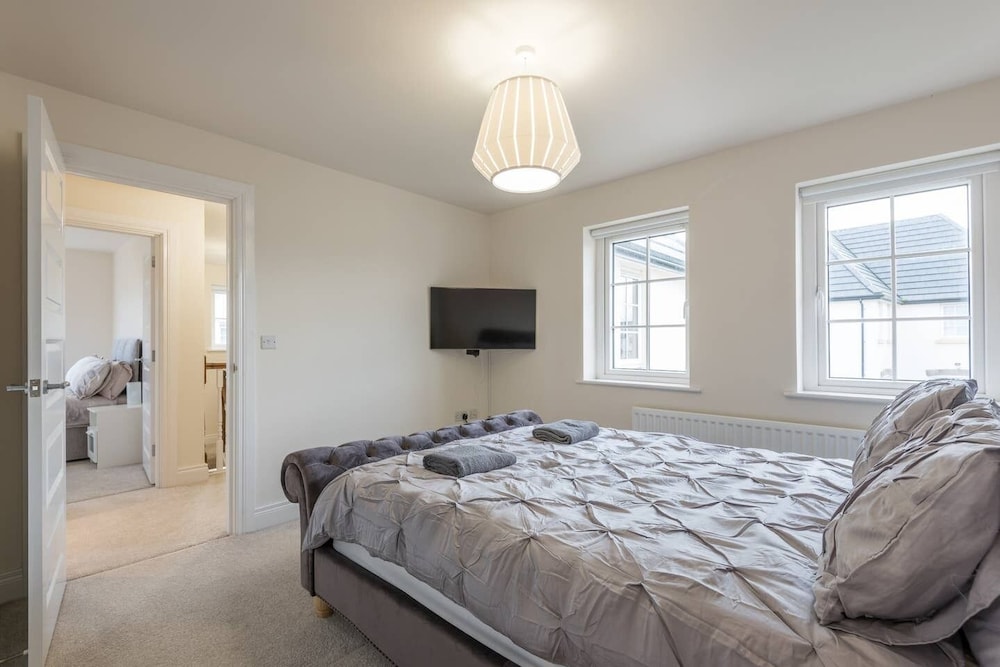 Stylish & Modern 3 Bedroom Home view 5