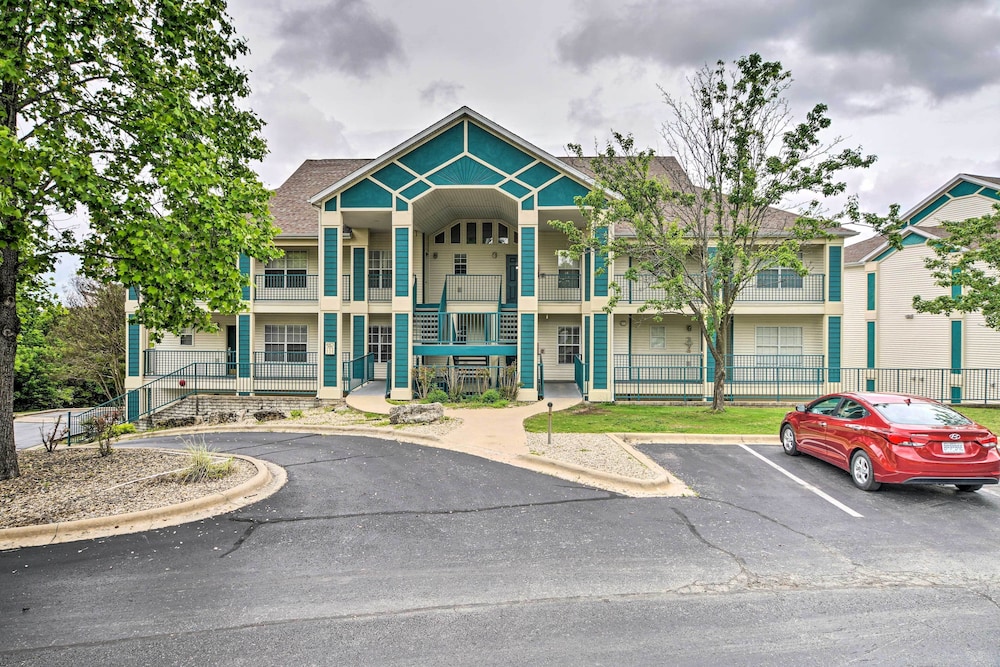 Champions Retreat Condo Near 76 Strip view 4
