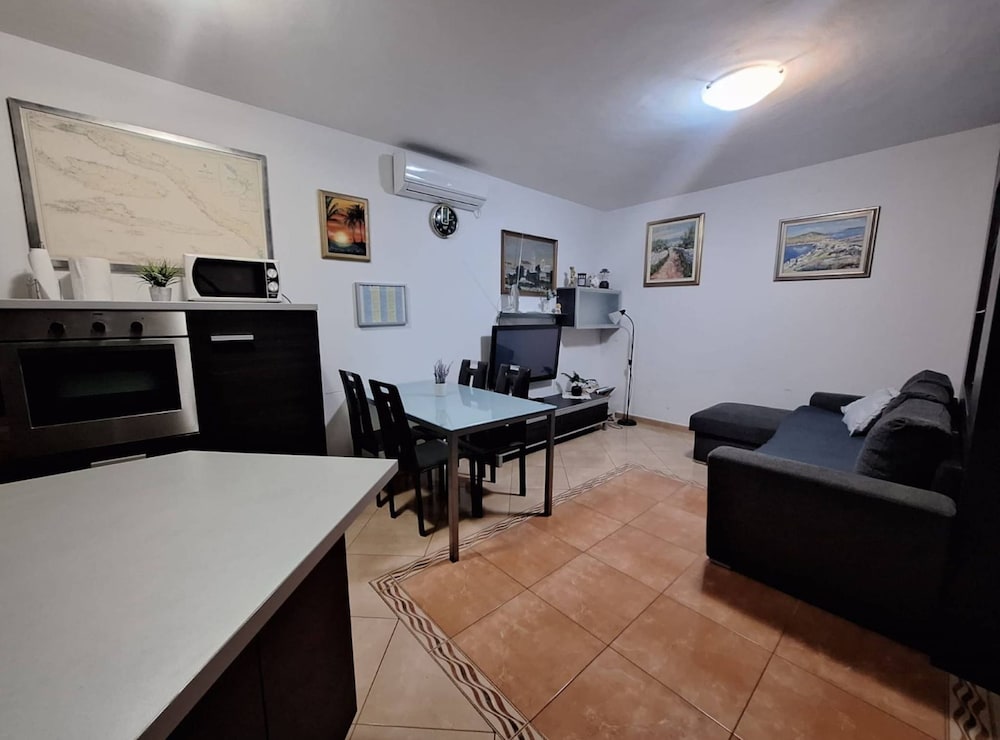Peaceful Island Haven With Pool, BBQ & Games Area