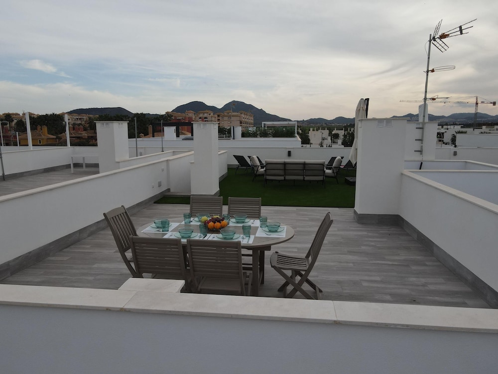 Outstanding 2 bed Apartment With Rooftop sea Views