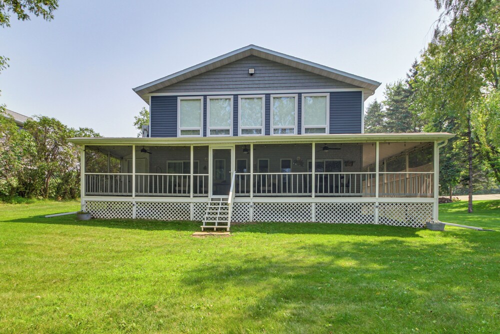 Waterfront Family Retreat on Lake Lida w/ Dock